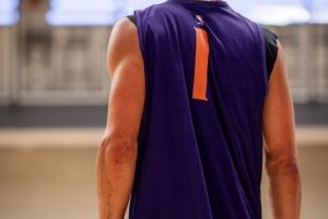 开启新征程！太阳官推晒球员训练照：布克展现孤寂背影