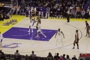 卧底？约维奇底角空位不投 传球失误直接将球送给湖人图片