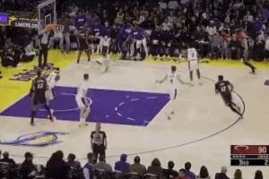 维金斯被逼防到底角&顶倒东契奇但裁判没吹 直接中投命中！图片