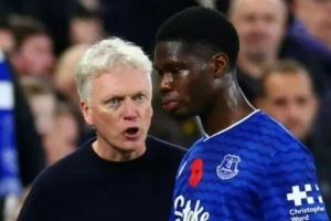 太阳报：球迷认为新援巴里表现不错，但球员下场时仍遭莫耶斯训斥