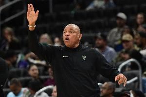 很关键!申京造特纳犯规 雄鹿挑战成功取消犯规改吹跳球