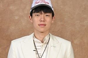 成长的代价?杨瀚森定妆照表情变化 从满眼星光到一脸严肃