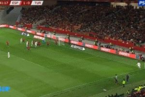 居尔为土耳其破门,这是西班牙本届世预赛的第一粒丢球